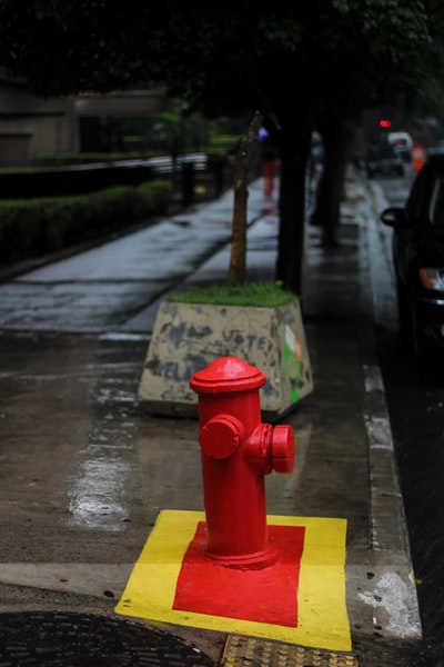 路边的红色消防栓